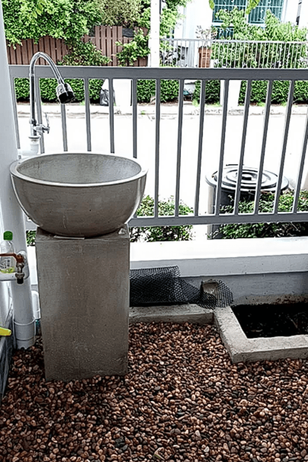 อ่างล้างมือในสวน